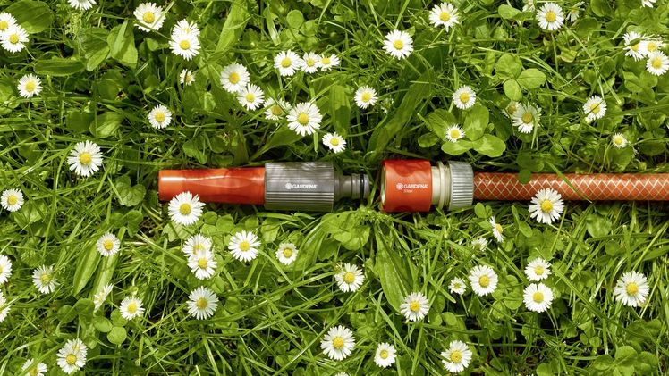 Das Original GARDENA System gehört inzwischen zur unverzichtbaren Grundaus- stattung im Garten. Alle Systemteile der neuen Generation sind frostsicher und ab 2018 gewährt GARDENA auf alle Teile fünf Jahre Garantie. Bild: GARDENA. Das Original GARDENA System gehört inzwischen zur unverzichtbaren Grundaus- stattung im Garten. Alle Systemteile der neuen Generation sind frostsicher und ab 2018 gewährt GARDENA auf alle Teile fünf Jahre Garantie. Bild: GARDENA.