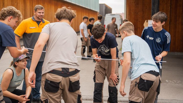 Unter dem Motto „Niemand ist zu jung, Veränderung zu gestalten“ stärkt „HORNBACH macht Schule“ die Selbstwirksamkeit von Kindern und Jugendlichen durch praktisches, projektbasiertes Lernen. Bild: HORNBACH.
