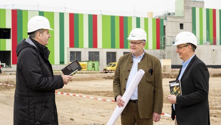 Dass die beiden Pfalzmarkt-Vorstände – Hans-Jörg Friedrich (Bildmitte) und Reinhard Oerther – als reale Personen im Krimi auftauchen, führt fast zwangsläufig dazu, dass sie zum Kreis der Tatverdächtigen zählen. Bild: Pfalzmarkt eG. Dass die beiden Pfalzmarkt-Vorstände – Hans-Jörg Friedrich (Bildmitte) und Reinhard Oerther – als reale Personen im Krimi auftauchen, führt fast zwangsläufig dazu, dass sie zum Kreis der Tatverdächtigen zählen. Bild: Pfalzmarkt eG.