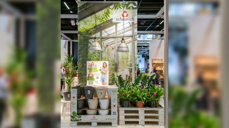 Am POS wird die Baumpflanz-Aktion mit einem blickfangstarken Topschild auf den Paletten präsentiert. Bild: Scheurich.