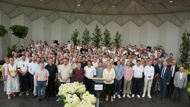 Voller Stolz feiern die 180 Absolvent*innen der Fachschule für Gartenbau Essen ihre erfolgreichen Abschlüsse im Musikpavillon des Grugaparks. Bild: Bildungszentrum Gartenbau Essen.