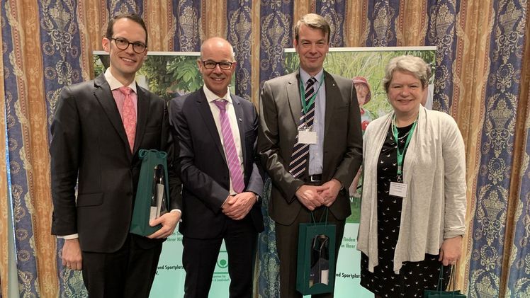 FGL-Präsident Jens Heger (2.v.l.) bedankt sich für die Grußworte von Daniel Schreiner, Stadtbaurat der Stadt Fulda (l), BGL-Präsident Lutze von Wurmb (2.v.r.) und Dr. Beatrix Tappeser, Staatssekretärin im Hessischen Ministerium für Umwelt, Klimaschutz, Landwirtschaft und Verbraucherschutz. Bild: GaLaBau-HT.