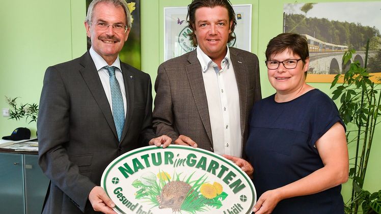 Landesrat Karl Wilfing, Geschäftsführerin-Stellvertreter bei "Natur im Garten" Matthias Wobornik und Geschäftsführerin von "Natur im Garten" Christa Lackner. Bild: NLK Burchhart. Bild: Natur im Garten.