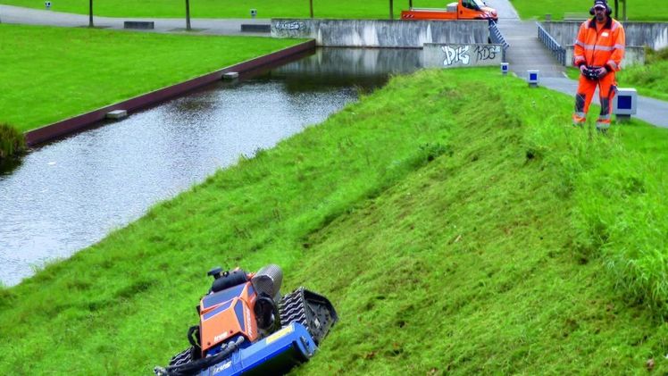 Der Einsatz ferngesteuerter Mähtechnik am Hang ist eine sichere Alternative zum Unfallträchtigen Einsatz herkommlicher Mähtechnik. Bild: SVLFG. Der Einsatz ferngesteuerter Mähtechnik am Hang ist eine sichere Alternative zum Unfallträchtigen Einsatz herkommlicher Mähtechnik. Bild: SVLFG.