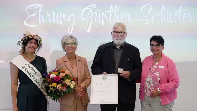 Ökonomierat Günther Schuster wurde mit der Goldenen Ehrenmedaille des ZVG ausgezeichnet. Foto: ZVG.