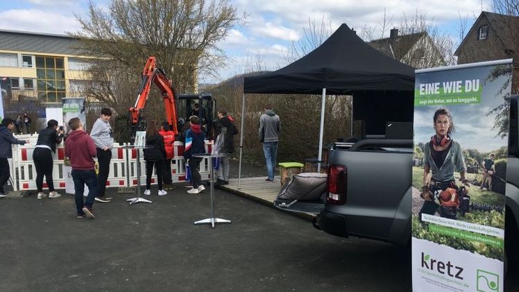 Ein Highlight der Messe – Baggerfahren erfordert Geschick. Bild: GaLaBau Hessen-Thüringen.