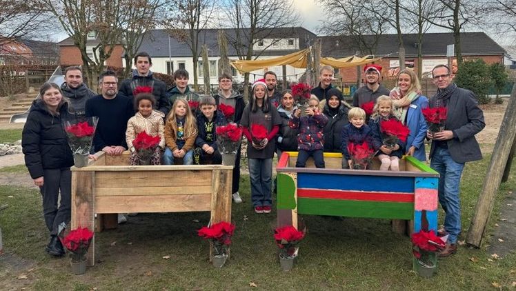 Freude bei den Kindern vom "Spatzennest" über ein Hochbeet zum selbst gestalten. Bild: Stadt Kevelaer.