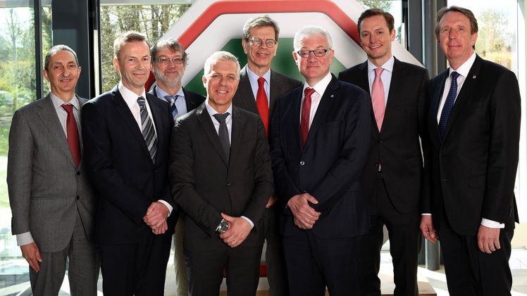 Freuen sich auf die erfolgreiche Zusammenarbeit: hagebau und Menouquin Vertreter unterzeichnen Gesellschaftervertrag. v.l.n.r.: Valère Somers (CFO Menouquin), Vincent Jageneau (Mitglied Geschäftsrat Menouquin), Geert Vandewalle ( Mitglied Geschäftsrat Menouquin), Olivier Leveau (Vorsitzender Geschäftsrat Menouquin), Daniel van Cauteren (CEO Menouquin), Heribert Gondert (Sprecher der hagebau Geschäftsführung), und Julian Tintelnot (Aufsichtsratsmitglied hagebau), Torsten Kreft (Geschäftsführer Category Management und strategische Geschäftsfeldentwicklung hagebau Einzelhandel).