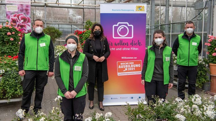 Michaela Kaniber will Jugendliche für Ausbildung im Gartenbau begeistern. Bild: Judith Schmidhuber/StMELF.