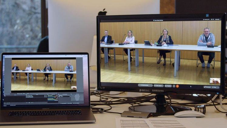 Beim virtuell durchgeführten Finale des STIHL CUTTING EDGE AWARDS präsentierten die Studierenden ihre Ideen vor der Jury bestehend aus (v. l.): Dr. Michael Prochaska, Selina Stihl, Anke Kleinschmit sowie Dr. Tim Gegg. Bild: Stihl.