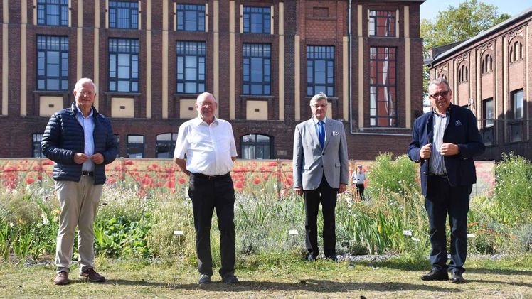 Stehen an der Stadtwerkebühne: Eckhard Uhlenberg, Heinrich Sperling, Bernhard Conzen und Franz-Josef Möllers. Bild: Nina Meise, Landesgartenschau Kamp-Lintfort 2020 gGmbH.