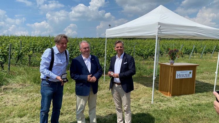 Ministerpräsident Dr. Reiner Haseloff übergibt die Anerkennungsmedaillen an Jörg Kachelmann und Thomas Gehrke. Bild: VEREINIGTE HAGEL.