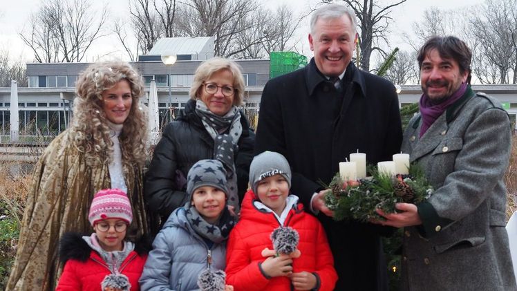 DIE GARTEN TULLN Christkind Carina, Landesrat Martin Eichtinger mit Gattin Kathrin, DIE GARTEN TULLN Geschäftsführer Franz Gruber und die Kinder Olivia, Mateo und David (v.l.). Bild: DIE GARTEN TULLN.
