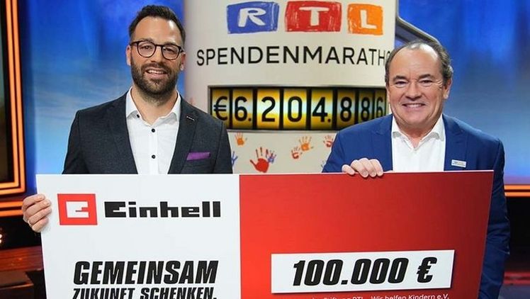 Einhell-Unternehmenssprecher Daniel Ritt und Wolfram Kons bei der Scheckübergabe beim RTL-Spendenmarathon (von links). Bild: RTL/Stefan Gregorowius.