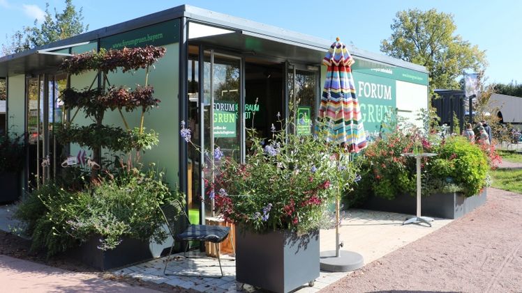 Das Forum.Grün – Pavillon der Landschaftsgärtner dient den Besuchern der bayerischen Landesgartenschauen als zentrale Anlaufstelle für Information, Beratung und Austausch rund um den Garten- und Landschaftsbau. Bild: Sindi Guri, VGL Bayern.