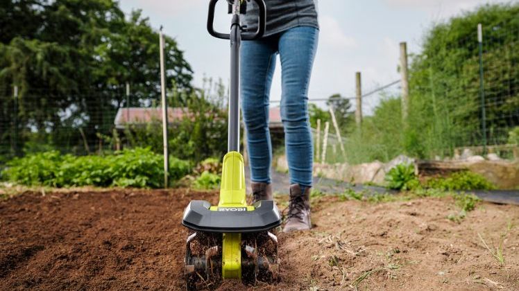 Auf einer Breite von 20 Zentimetern und mit einer Arbeitstiefe von zehn Zentimetern arbeiten sich die Hackmesser kräftig in den Boden und lockern ihn auf. Bild: Ryobi.