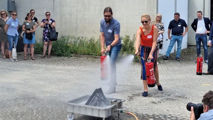 Im Erlebnisteil des Infotags wurde das richtige Bedienen eines Feuerlöschers geübt. Bild: DEULA-BW.