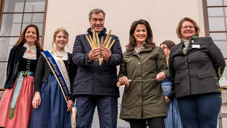 Ministerpräsidenten Dr. Markus Söder und Landwirtschaftsministerin Michaela Kaniber bei der gemeinsamen Eröffnung der Spargelsaison auf dem Münchner Viktualienmarkt zusammen mit der Kommunalreferentin der Stadt München, Kristina Frank (1. v.li), der amtierende Schrobenhausener Spargelkönigin, Natalie I. (2. v.li) sowie der 1. Vorsitzenden des Spargelerzeugerverband Südbayern, Claudia Westner (5. v.li). Bild: Judith Schmidhuber/StMELF. 