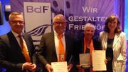 3: Eine Große Goldmedaille der Deutschen Bundesgartenschau-Gesellschaft mbH (DBG) für die beste Gestaltung einer Einzelwahlgrabstelle ging an Gärtnerei Wolfgang Becker aus Rheinbrohl (v.l.n.r.: Jürgen Mertz, Wolfgang Becker, Brigitte Becker, Birgit Ehlers-Ascherfeld). Bild: BdF, Bonn/Margit Wild.