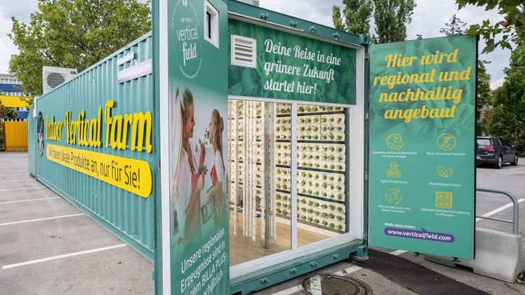 Als erster Lebensmitteleinzelhändler in Österreich testet BILLA in Kooperation mit dem israelischen Agrartechnik-Unternehmen Vertical Field „Vertical Farming" vor dem BILLA PLUS in der Wienerberg Straße 27. Bild: BILLA / Harson.