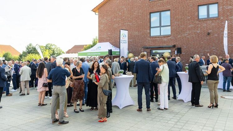 Sektempfang vor dem EUROPLANT Biotechnikum. Bild: EUROPLANT-