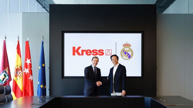 Vertrags-Unterzeichnung mit Don Gao (CEO Positec-Group) und Emilio Butragueño (Stürmer-Legende von Real Madrid und Direktor für institutionelle Beziehungen bei Real Madrid). Bild: Positec-Group.