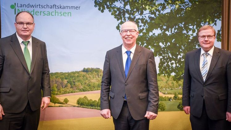 Das wiedergewählte Präsidium der Landwirtschaftskammer Niedersachsen (von links): Vizepräsident Heinrich Grupe, Kammerpräsident Gerhard Schwetje und Vizepräsident Hermann Hermeling. Bild: LWK Niedersachsen.