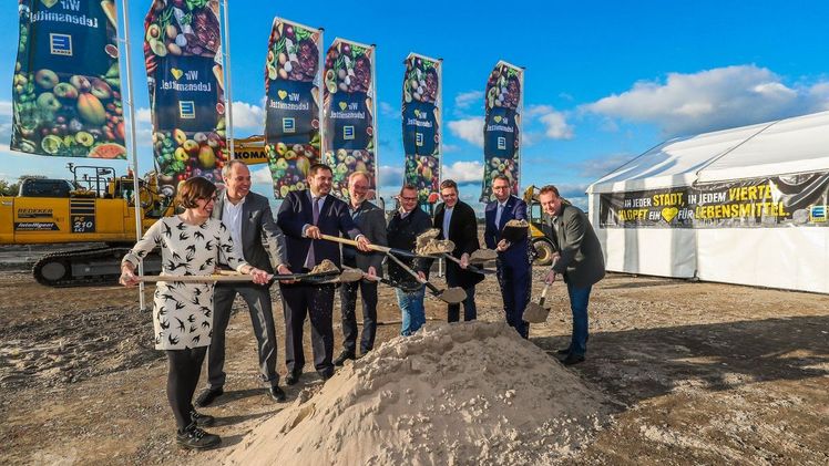 (v.l.n.r.) Sandra Strohbücker, Peter Meis, Daniel Schranz, Thomas Kerkenhoff, Andy Bertmann, Raik Stegmann, Michael Dufhuesund und Volker Scholz  beim symbolischen Spatenstich des neuen Logistikzentrums von EDEKA Rhein-Ruhr in Oberhausen. Bild: EDEKA. (v.l.n.r.) Sandra Strohbücker, Peter Meis, Daniel Schranz, Thomas Kerkenhoff, Andy Bertmann, Raik Stegmann, Michael Dufhuesund und Volker Scholz  beim symbolischen Spatenstich des neuen Logistikzentrums von EDEKA Rhein-Ruhr in Oberhausen. Bild: EDEKA.