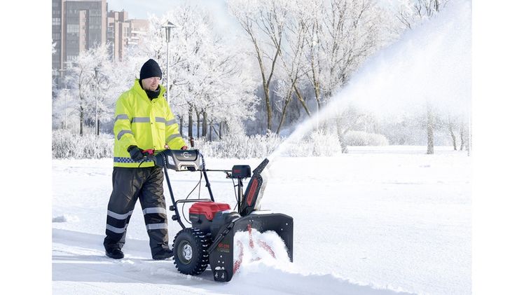 Die Cramer Schneefräse 82SN61 in Betrieb. Bild: Greenworks Tools Europe GmbH.