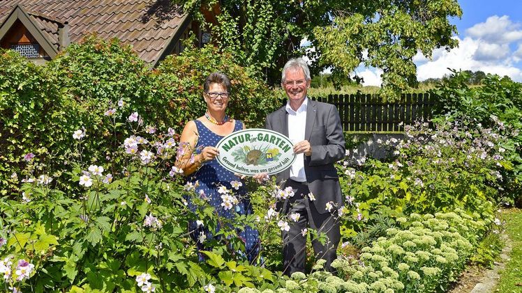 Landesrat Karl Wilfing übergibt Eva Fexa die 15.000-ste „Natur im Garten“ Plakette. Bild: NLK Reinberger.