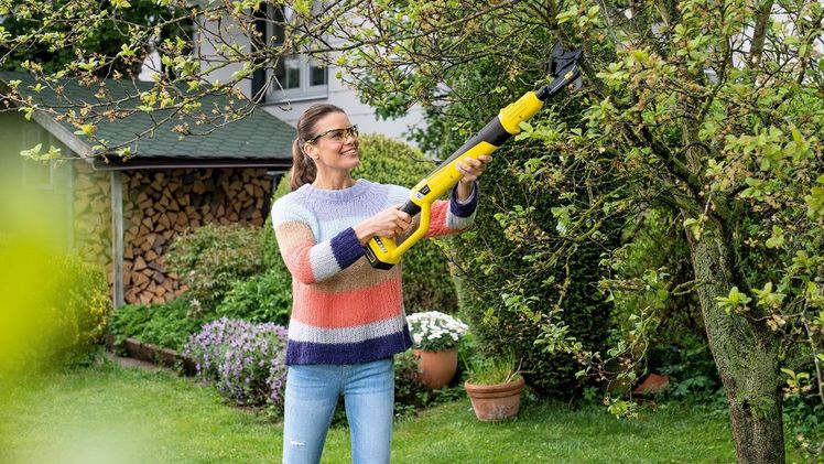 Geeignet für den Schnitt bis 30 Millimeter Stärke: Die Akku-Astschere trennt Äste und Zweige auf Knopfdruck mit kräftigen Bypassklingen sauber vom Stamm. Foto: Kärcher.
