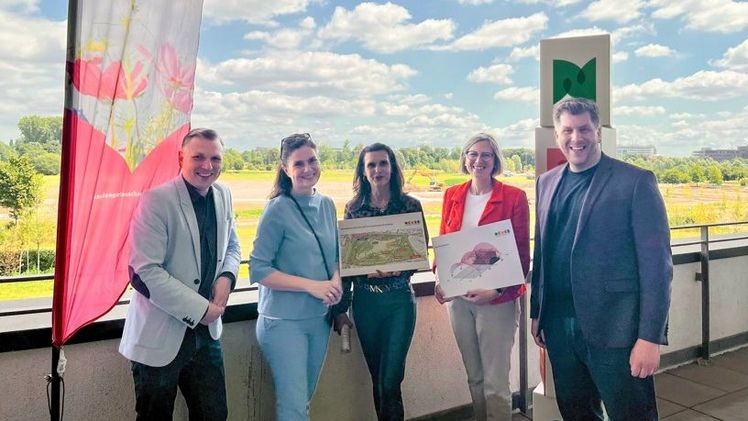 Auf dem Balkon der Tribüne der ehemaligen Galopprennbahn Neuss wurde mit Blick auf das zukünftige Landesgartenschau Gelände das Veranstaltungskonzept der LAGA Neuss 2026 bekannt gegeben. Bild: LAGA GmbH/Stadt Neuss.