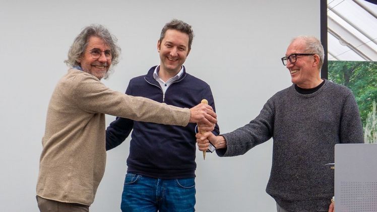Übergabe des „Staffelstabs" für die Ausbildung zum Pflanzengestalter von Michael Grimm (li) und Hartmut Bremer (re) in Form eines Pflanzholzes an Marco Riley (Mitte), Geschäftsführer der DEULA in Baden-Württemberg. Bild: Andreas Ibendorf.