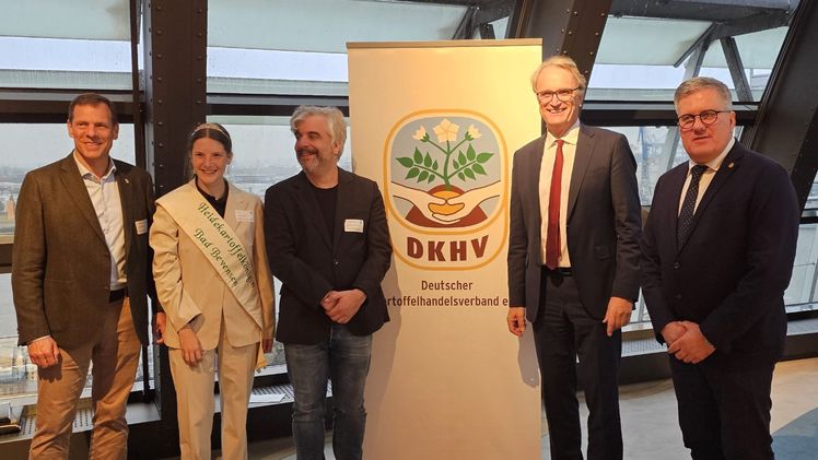 Dr. Sebastean Schwarz, DKHV-Geschäftsführer, Heidekartoffelkönigin Paula I, Staatsrat Andreas Rieckhof der Behörde für Wirtschaft und Innovation der Freien und Hansestadt Hamburg und DKHV-Präsident Thomas Herkenrath. Bild: DKHV.