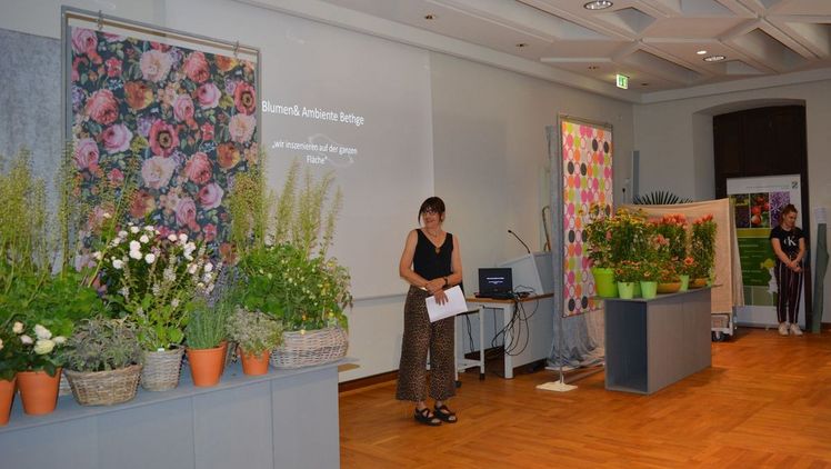 Als Präsenz noch selbstverständlich war: Susanne Bethge mit dem floristischen Beitrag am 25. Bayerischen Marketingtag 2019. Bild: Vanessa Zenker.