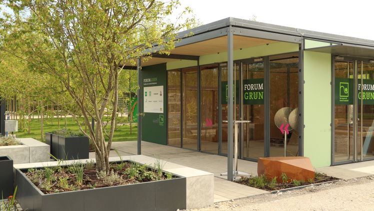 Im Zentrum der Themengärten präsentiert sich der Verband Garten-, Landschafts- und Sportplatzbau Bayern mit dem "Forum.Grün – Pavillon der Landschaftsgärtner". Dieser informiert zu grünen Lebensräumen für Mensch, Tier und Pflanze. Zusätzlich stellt der Verband die Ausbildung und Karrieremöglichkeiten in der grünen Branche vor. Foto: Gunnar Garbe, VGL Bayern.