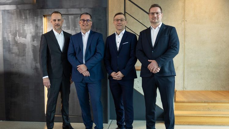 Freuen sich auf die weitere gemeinsame Reise (v.l.): Erik Jachmann (Mogatec Gesellschafter), Martin Schwarz (STIHL Vorstand) sowie Alexander Gränitz und Tobias Wetzel (Mogatec-Geschäftsführer). Bild: STIHL.