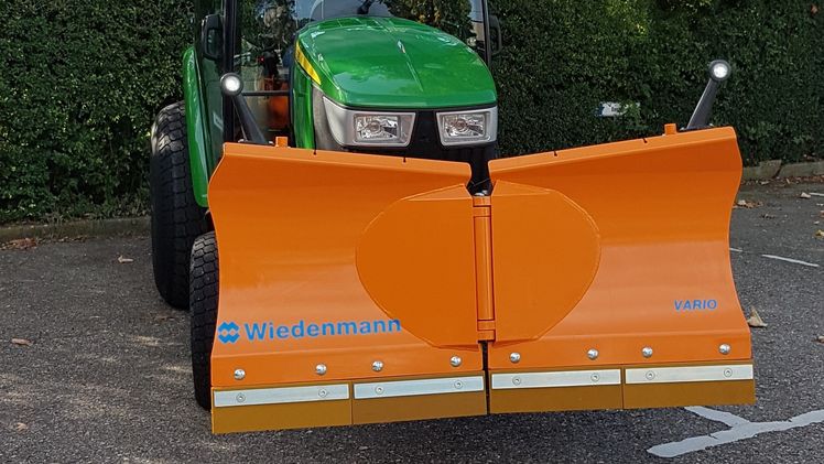 Stimmt der Öldruck? Endkontrolle eines Räumschildes des Typs Snow Master Vario mit neuem Bio-Öl bei Wiedenmann in Rammingen. Bild: Wiedenmann.