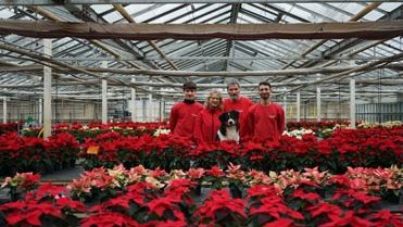 Familie Arnold führt das FLORA-LAND seit 60 Jahren. Im Bild: Johannes Arnold, Kathrin Arnold, Ulf Arnold, Benjamin Arnold und FLORA-Hund Eddy. Bild: FLORA-LAND ARNOLD / hagebau.