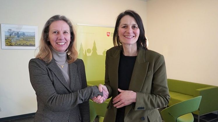 Ministerin Miriam Staudte (rechts) gratuliert Dr. Andrea Luger (links) zu ihrer Ernennung zur Präsidentin des LAVES. Bild: Ministerium für Ernährung, Landwirtschaft und Verbraucherschutz Niedersachsen.