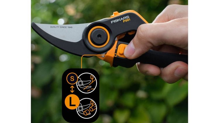 Die DualAction Gartenschere P981 ermöglicht präzises Schneiden bis 18 bzw. 26 mm und bietet einen besonders ergonomischen Rollgriff für ermüdungsarmes Arbeiten. Bild: Fiskars.