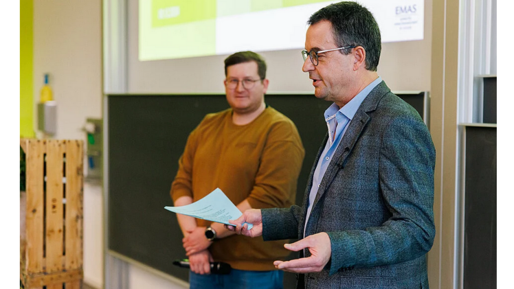 Die HSWT erhielt 2014 die EMAS-Zertifizierung: Thomas Hiendleder (l.) und Klaus Chwastek-Zwack (r.), Umweltmanager der Campusstandorte Weihenstephan und Triesdorf, blickten auf die letzten zehn Jahre zurück. Bild:© Josef Gangkofer.
