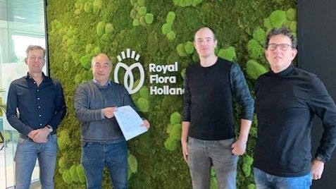 VannoVa-Vorsitzender Remco van Ruyven und Master Grower Peet van Leeuwen unterzeichnen bei FloraHolland (mit Arco van Eijk und Marc Geurds) die Erweiterung der Box. Bild: VannoVa. 