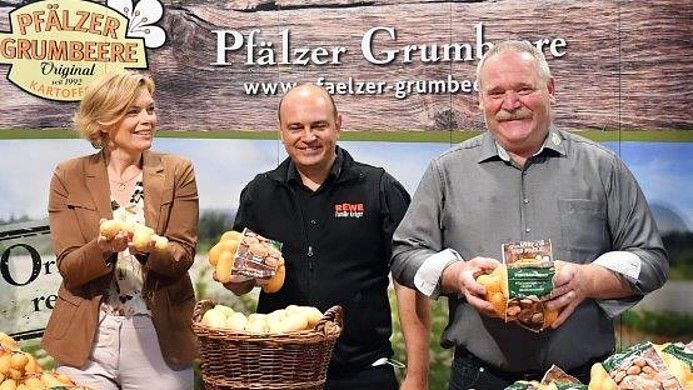Julia Klöckner wirbt für regionale Grundnahrungsmittel. Bild: „Pfälzer Grumbeere“.