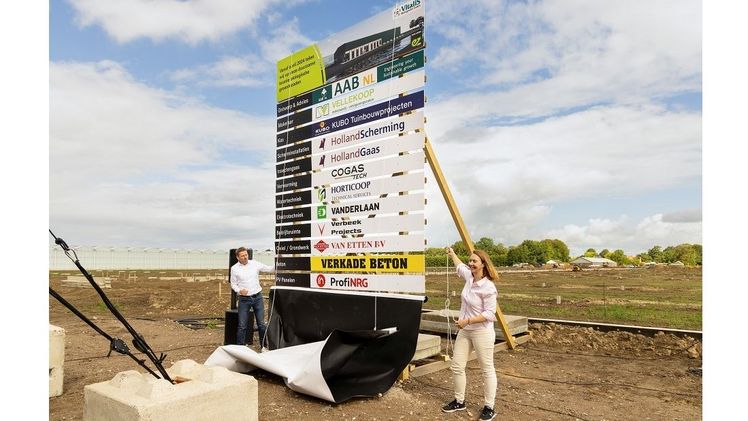 Allison Thomas, Chief Operations Officer und Dirk Neelis, Chief Financial Officer von Enza Seeds enthüllen das Bauschild der neuen ökologischen Produktionsstätte in Luttelgeest. Bild: o.v.v. Pieter Prins Fotografie.