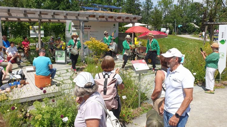Bunte Unterhaltung mit den "Floraphonikern" in den "Allgäuer Schaugärten" beim Landschaftsgärtner-Sonntag 2024. Bild: VGL-BW.