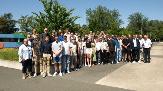 Die freigesprochenen Gärtner*innen des Abschlussjahrgangs 2026 am Wilhelm-Normann-Berufskolleg in Herford. Bild: VGL NRW.