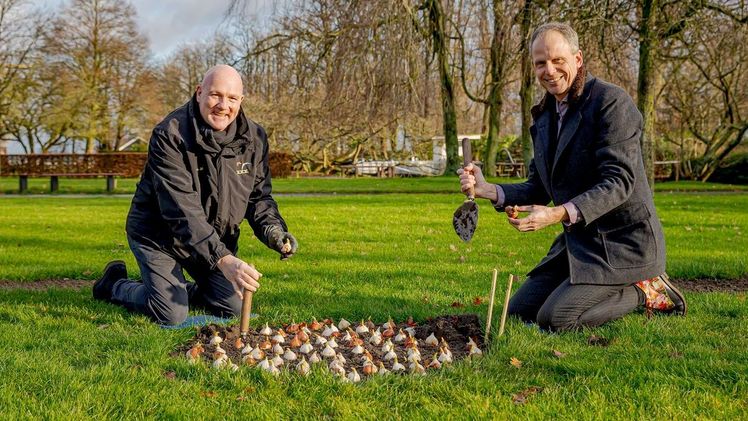 Astronaut André Kuipers pflanzte seine eigene "Andre Kuipers" Tulpe. Bild: Keukenhof.