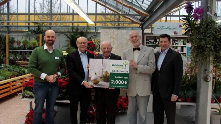 Dehner-Marktleiter Christopher Blome, Georg Sedlmeier, Vorstand Sozialdienst Germering e. V., Dehner-Seniorchef Albert Weber, Jürgen Quest, Leiter der Germeringer Tafel, Dehner-Regionsleiter Thomas Martin. Bild: Dehner.