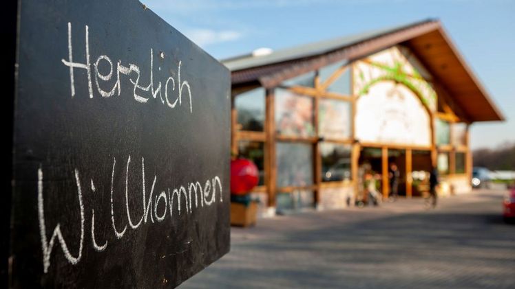 Den Spargel richtig feiern: Am 5. Mai laden Spargelhöfe überall im Land zum ersten „Tag des deutschen Spargels“ ein. Besucher können sich auf zahlreiche Aktionen und natürlich auf ein frisch gestochenes Angebot freuen. Bild: GMH/Spargelstrasse NRW.
